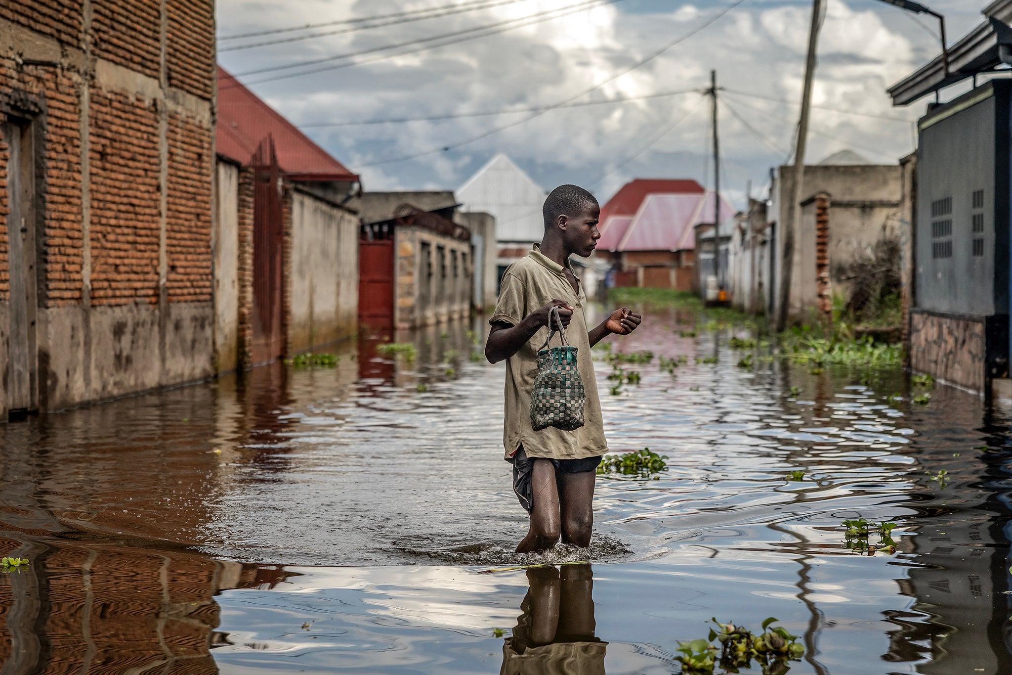 Un residente camina por una calle inundada en Gatumba, Burundi