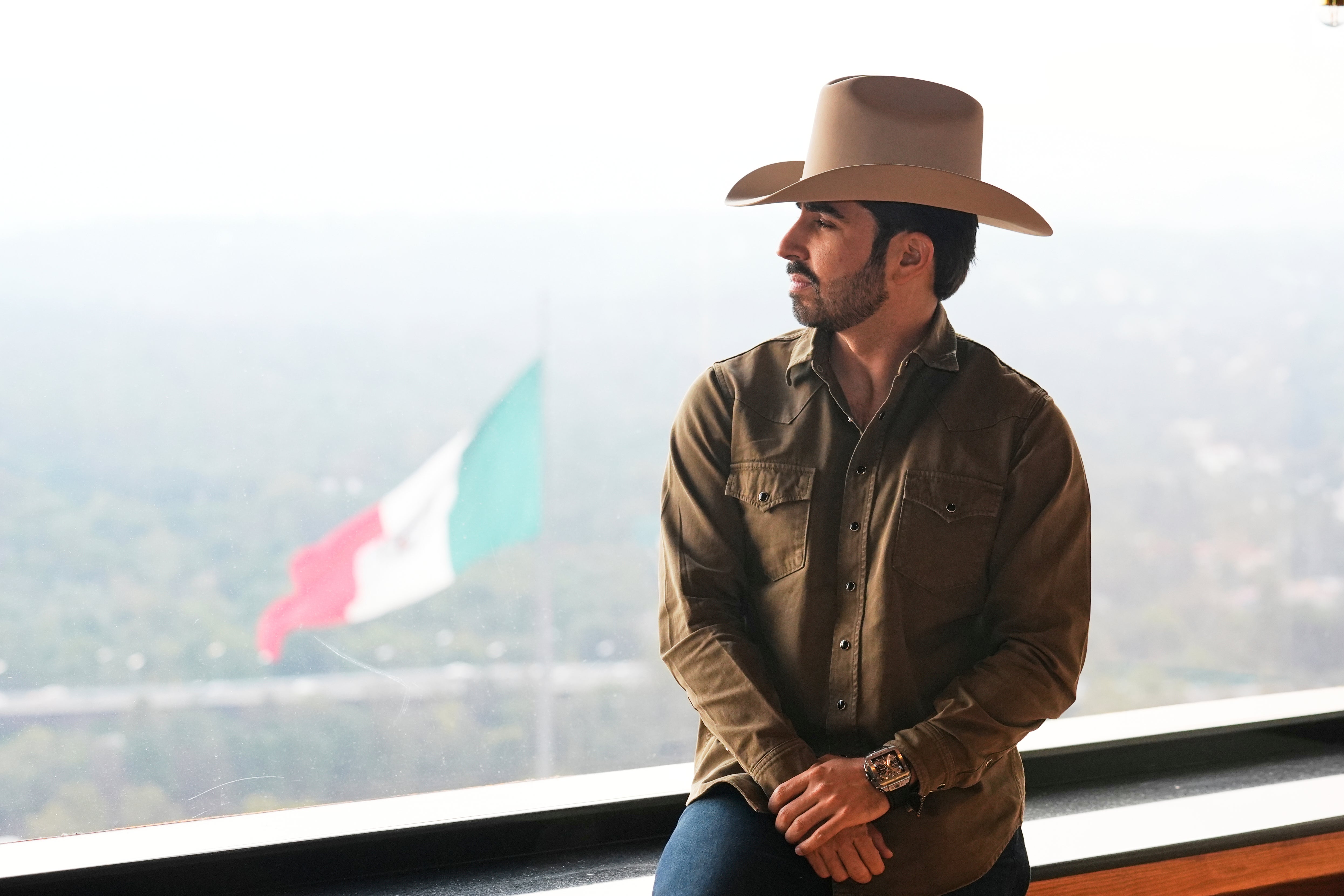 Joss Favela hace crecer su círculo de amigos en “Mis Compas Vol. 2”