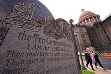 Juez bloquea ley de Texas que exige exhibir los Diez Mandamientos en escuelas
