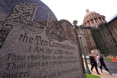 Juez bloquea ley de Texas que exige exhibir los Diez Mandamientos en escuelas