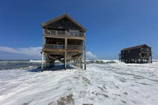 Dos casas frente al mar, a punto de colapsar por el oleaje en Carolina del Norte