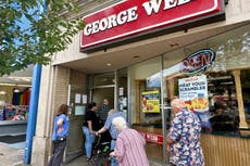 Fanáticos de Cerveceros hacen fila para recibir hamburguesas gratis en promoción local