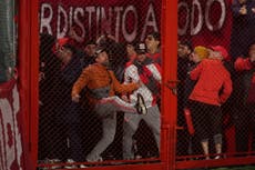 U de Chile-Independiente en Copa Sudamericana, suspendido por violencia de hinchas en Buenos Aires