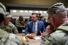 Altos cargos de Casa Blanca hacen apariciones públicas con tropas mientras Washington observa tenso