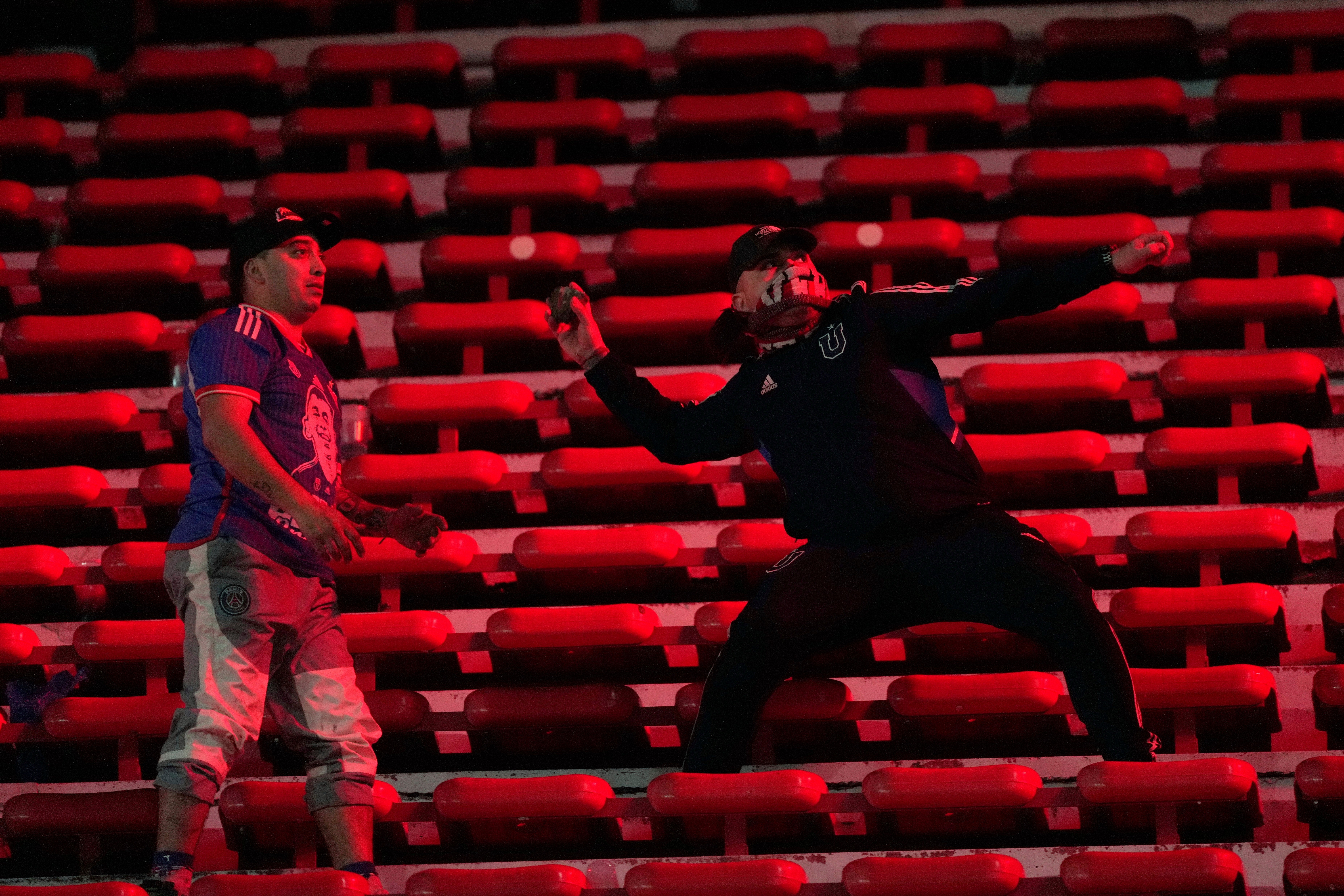 Hinchas de Universidad de Chile e Independiente se enfrentaron violentamente la noche del miércoles