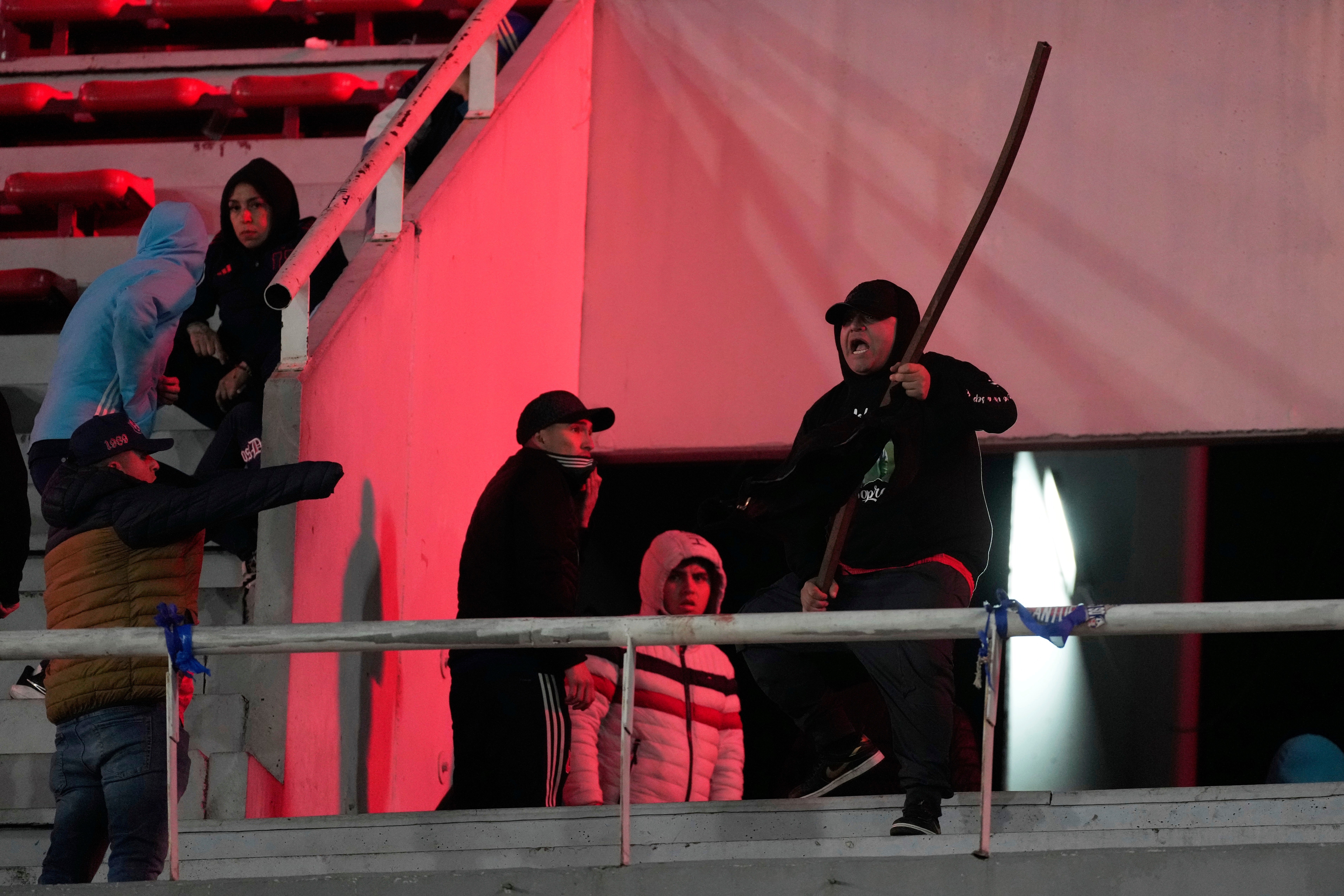 La violencia obligó a suspender el partido y a evacuar el estadio