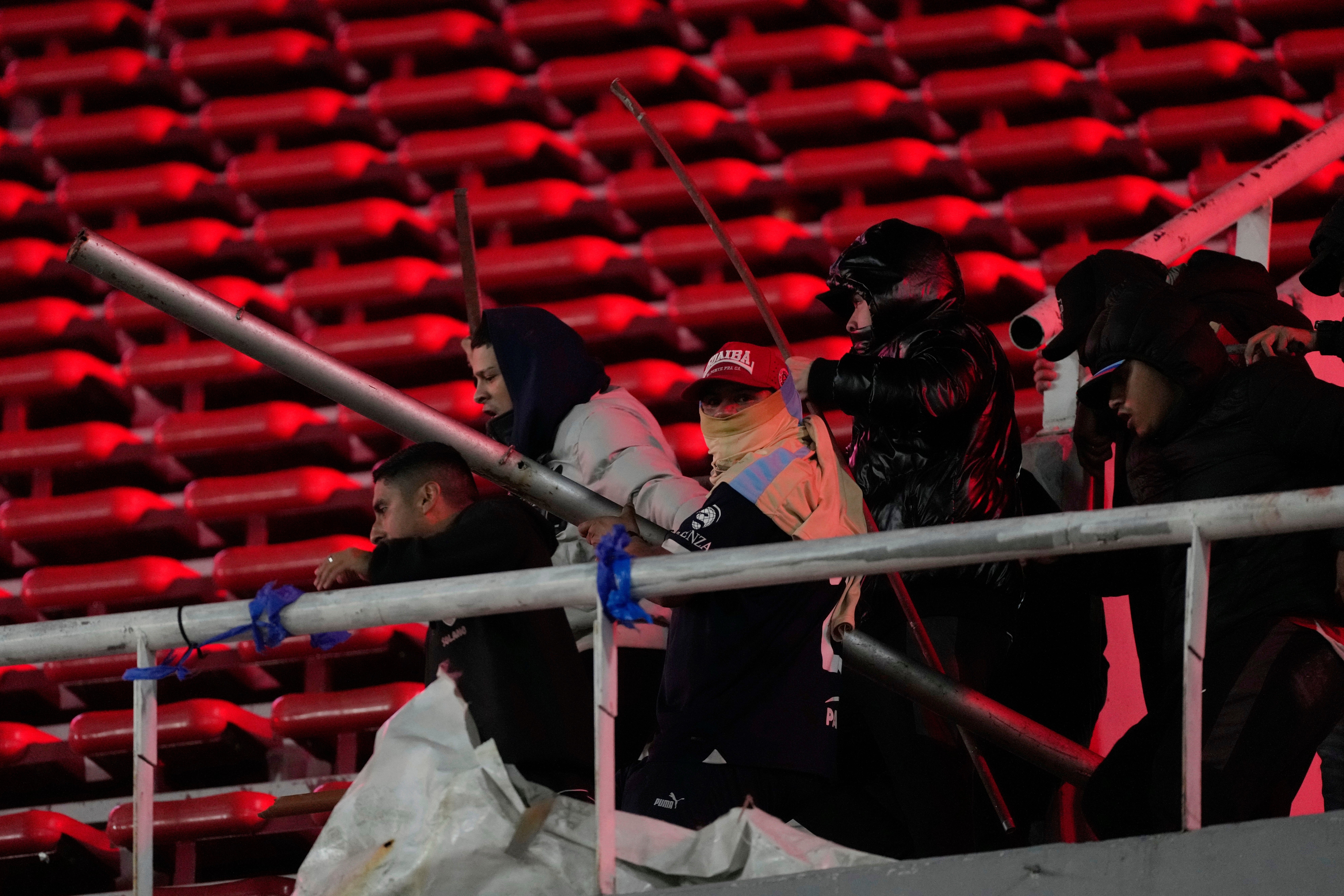 Hinchas de Independiente empuñaron barras metálicas durante los enfrentamientos
