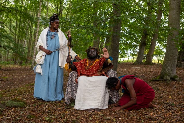 <p>Una mujer de Texas cuya desaparición había sido denunciada por su familia ha sido encontrada viviendo entre una tribu “africana” perdida en un bosque escocés, según un informe</p>