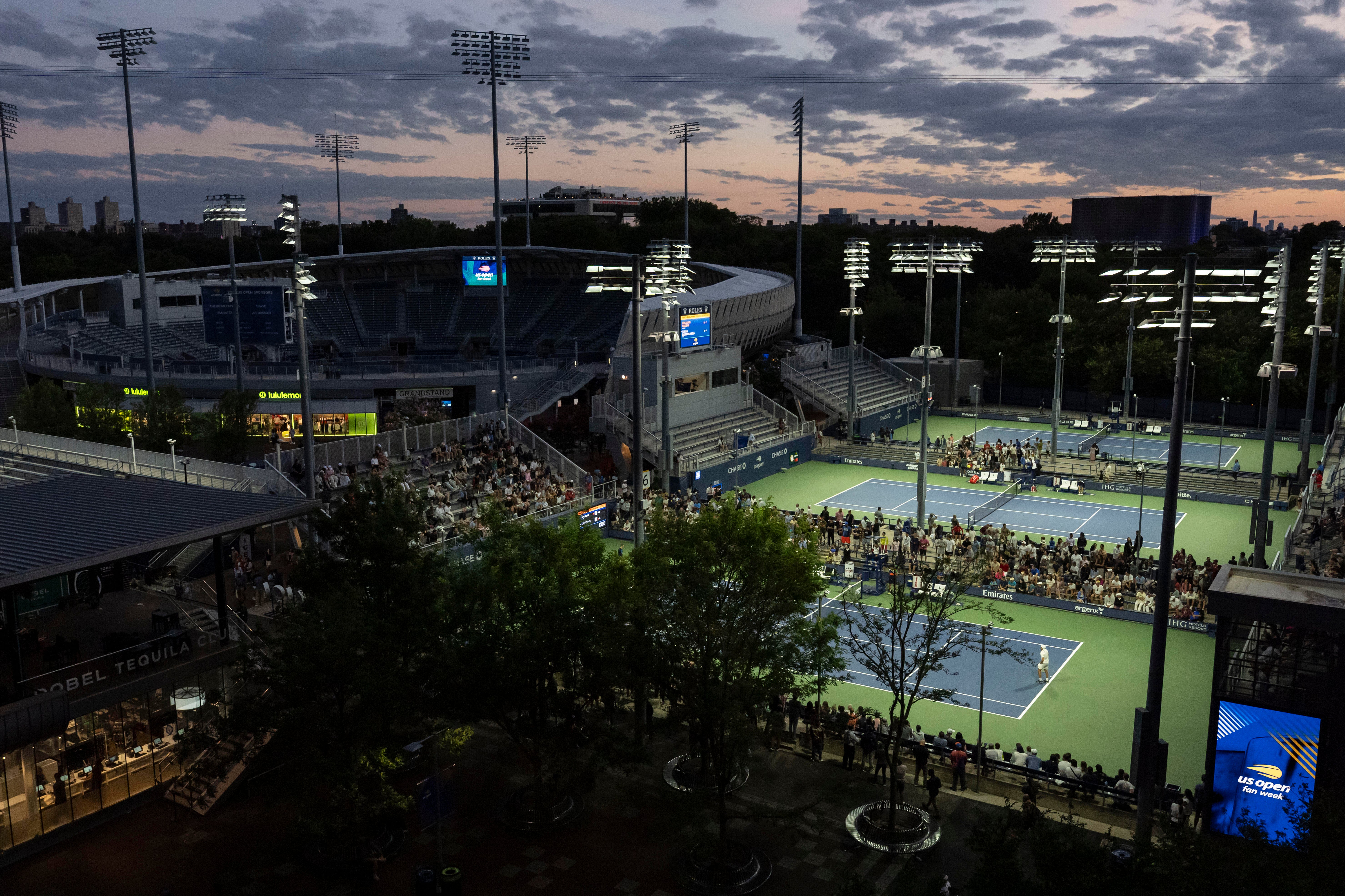 Las estrellas del tenis brillan bajo luces exteriores 'amigables' en el US Open