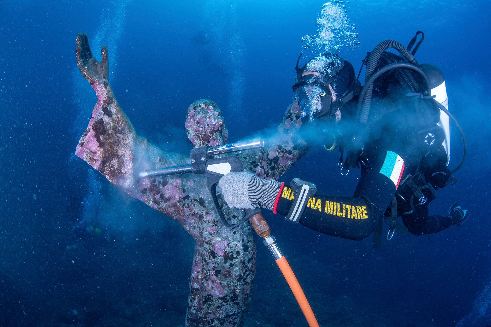 ITALIA-ESTATUA SUBMARINA