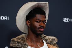 Acusan a Lil Nas X de agredir a policías mientras caminaba desnudo por una calle de Los Ángeles