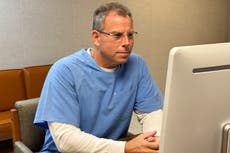 Niegan libertad condicional a Erik Menendez pese a reducción de sentencia por asesinatos de 1989