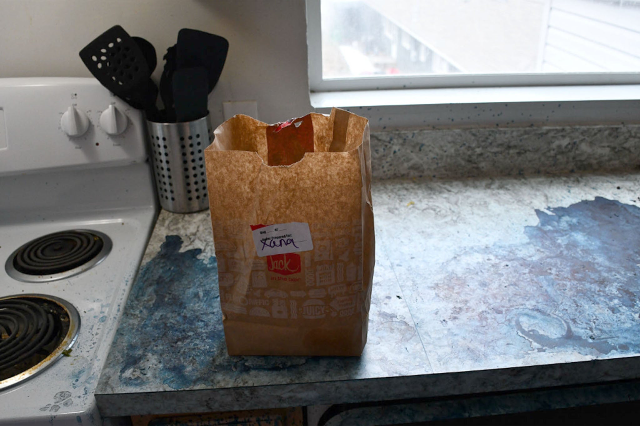 El pedido de DoorDash de Xana, a medio comer, estaba en una bolsa de papel arrugada sobre la encimera de la cocina