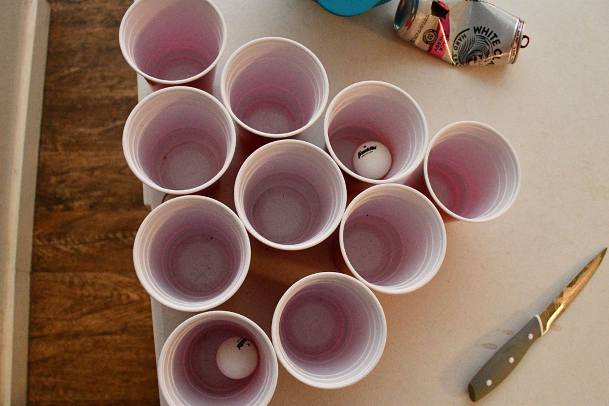 Se habían colocado vasos rojos para jugar al beer pong. Se encontró un cuchillo en la mesa. El arma homicida no ha sido encontrada.