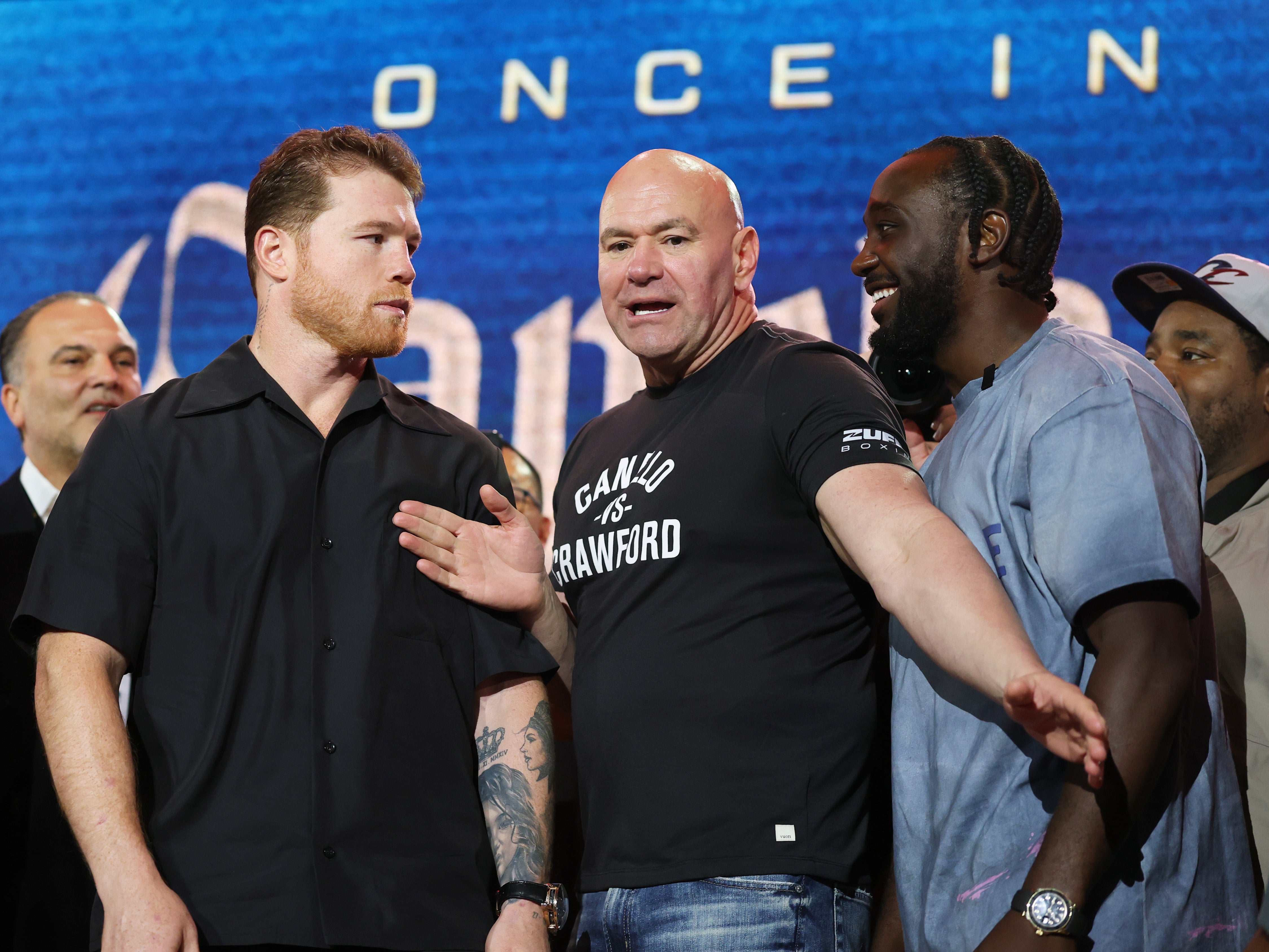 Saúl “Canelo” Álvarez se enfrenta a Terence Crawford (derecha)