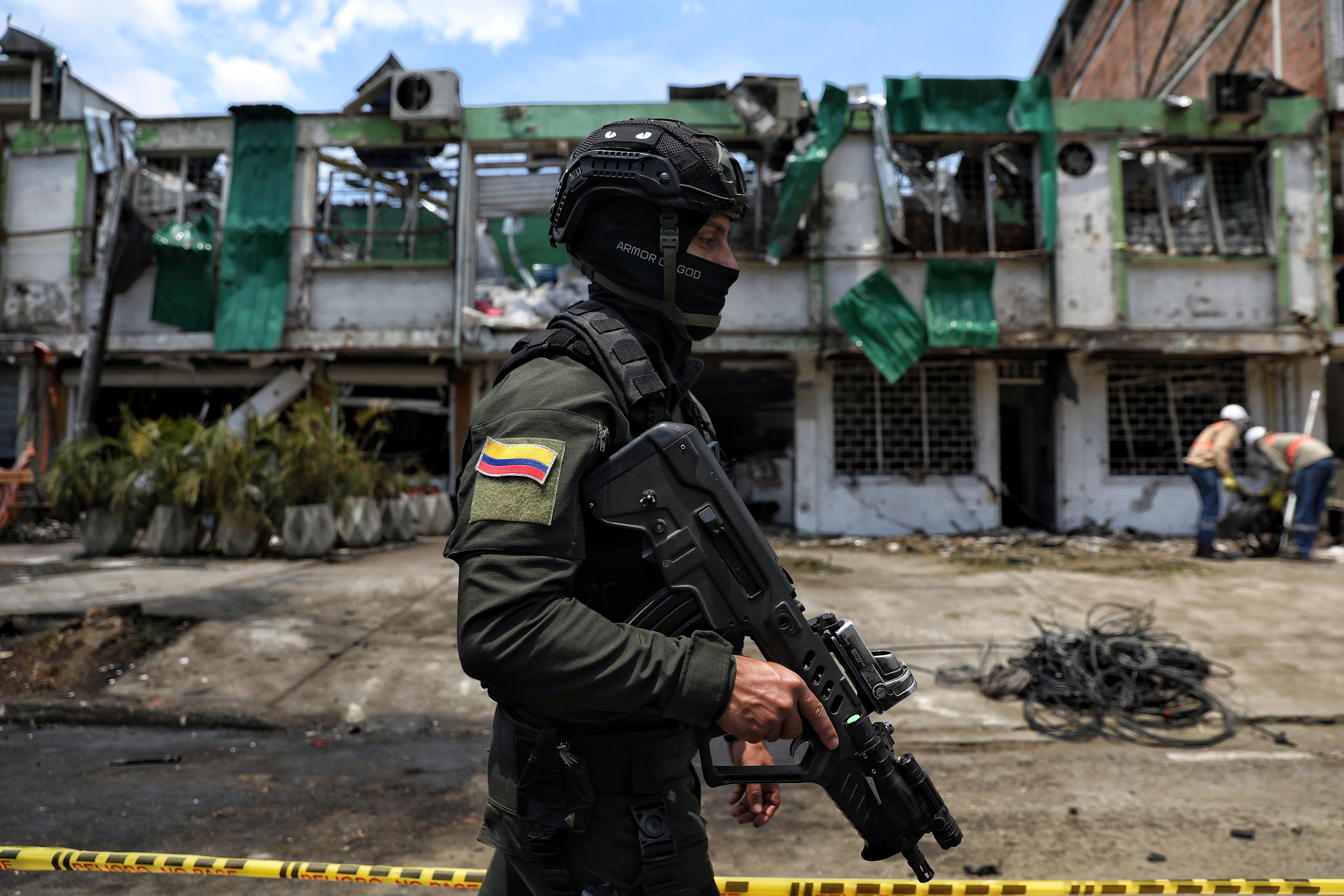 Drones con explosivos: el arma de ilegales en Colombia que se sospecha atacó a helicóptero policial
