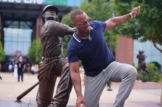 Adrián Beltré, exaltado ya al Salón de la Fama, tiene ahora una estatua en Arlington