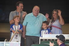 Bobby Cox es ovacionado en Atlanta durante la celebración del 30 aniversario del campeonato de 1995