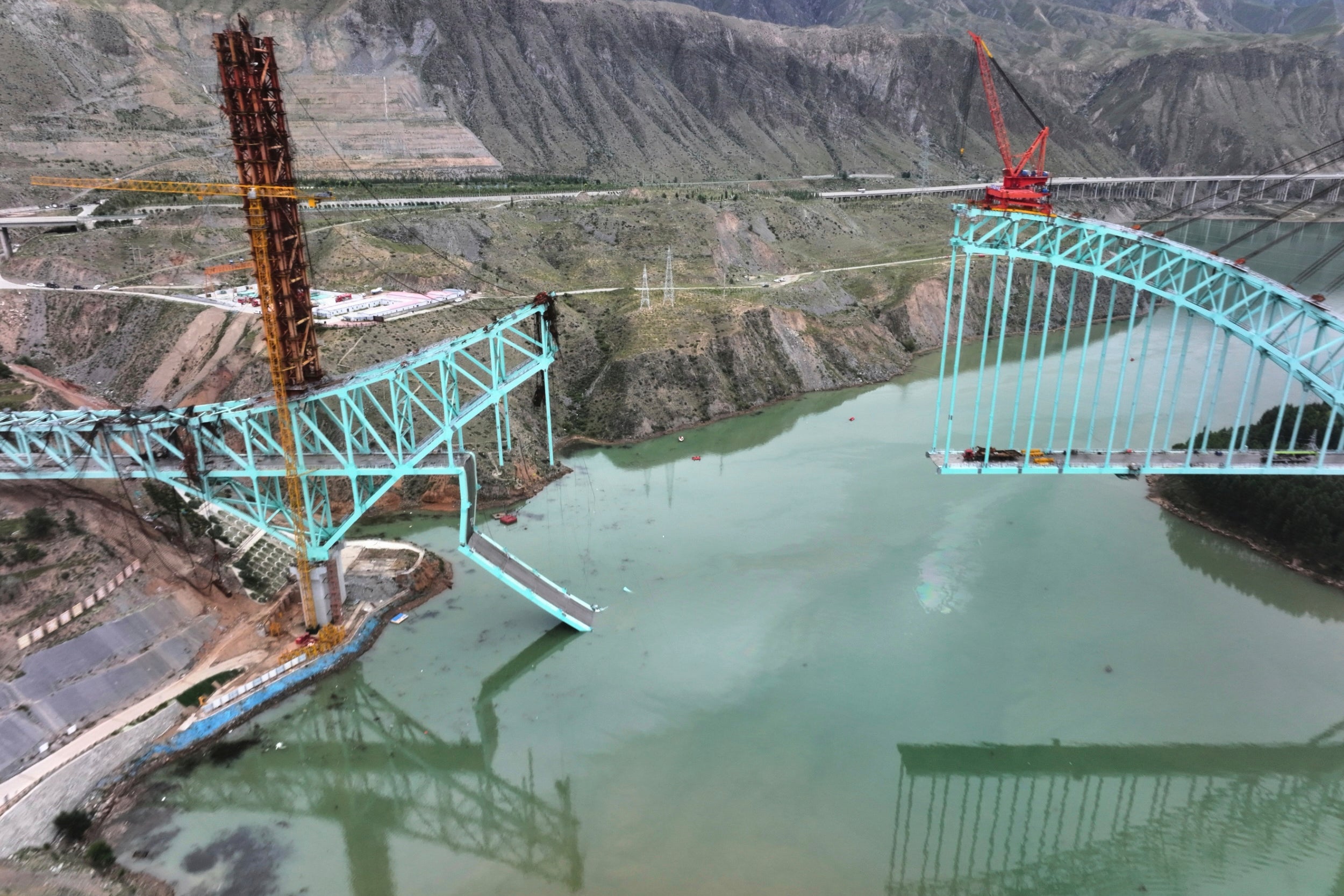 ASI-GEN CHINA-PUENTE-DERRUMBE