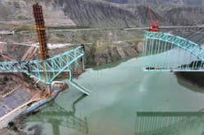 Derrumbe de un puente en China deja al menos 12 trabajadores muertos