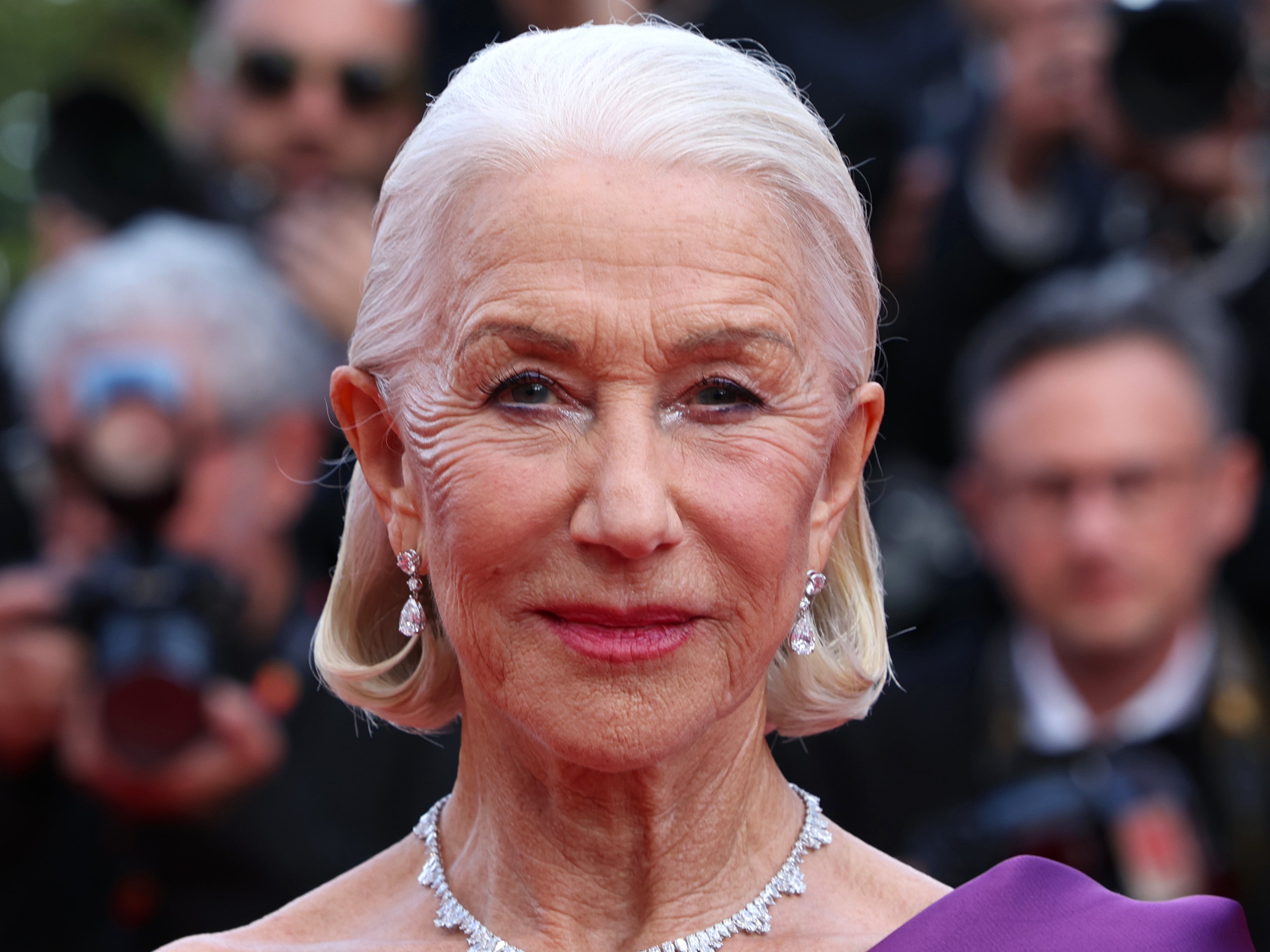 Helen Mirren sostiene que muchos jóvenes la tratan de forma condescendiente