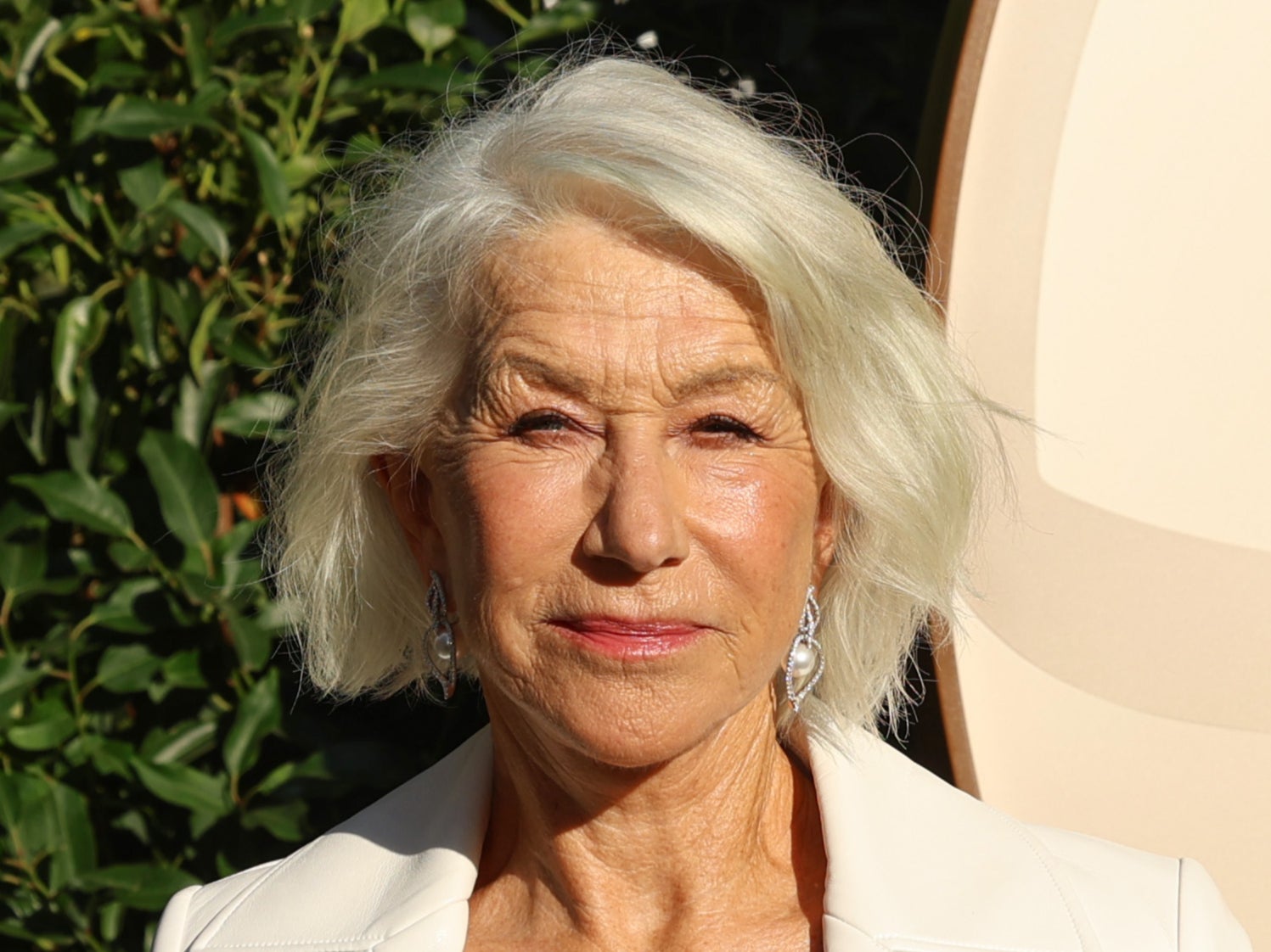 Helen Mirren dice sentirse insultada por actitudes condescendientes de jóvenes