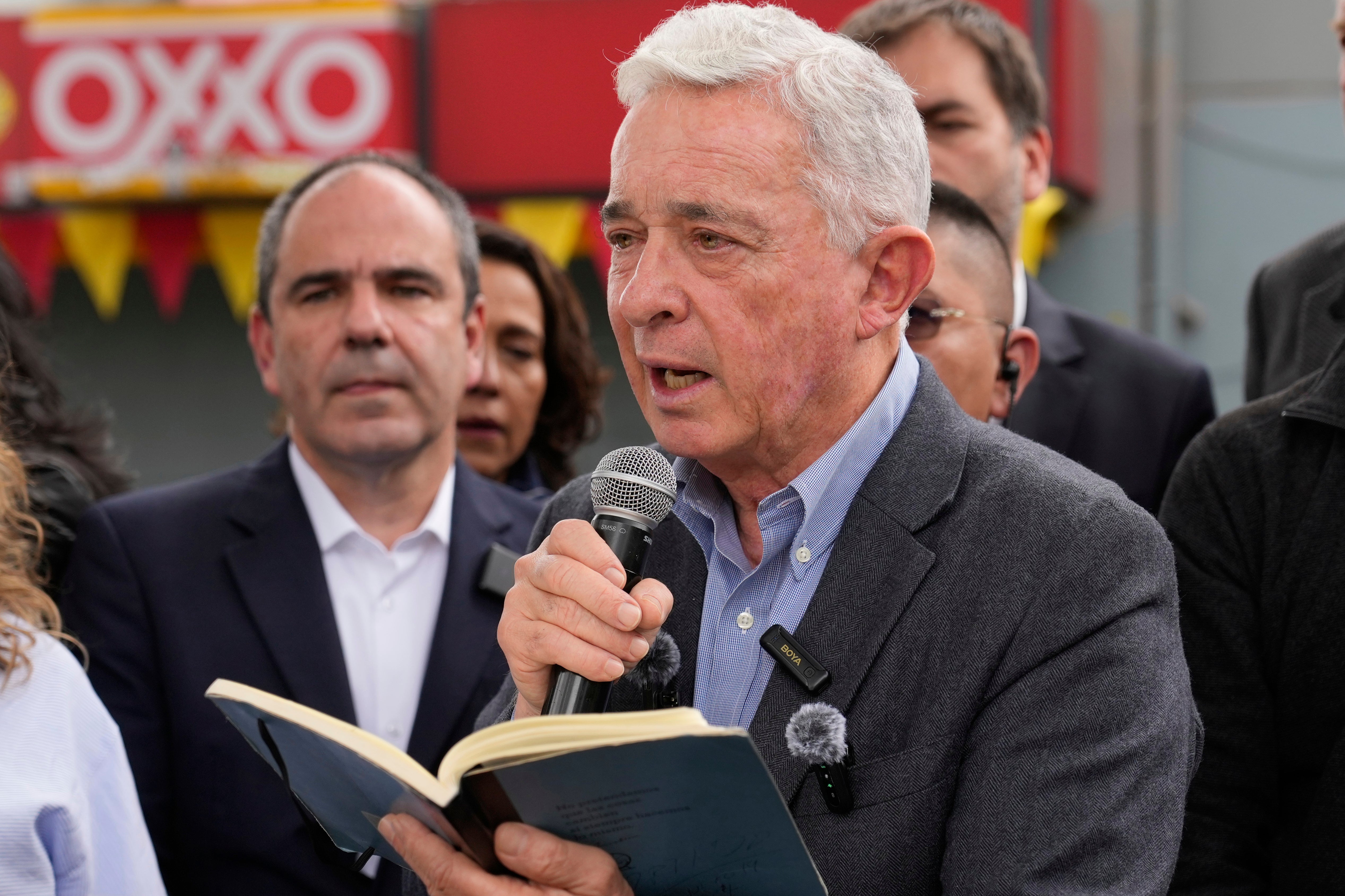 Expresidente Álvaro Uribe rinde homenaje a precandidato asesinado y reclama seguridad en Colombia