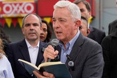 Expresidente Álvaro Uribe rinde homenaje a precandidato asesinado y reclama seguridad en Colombia