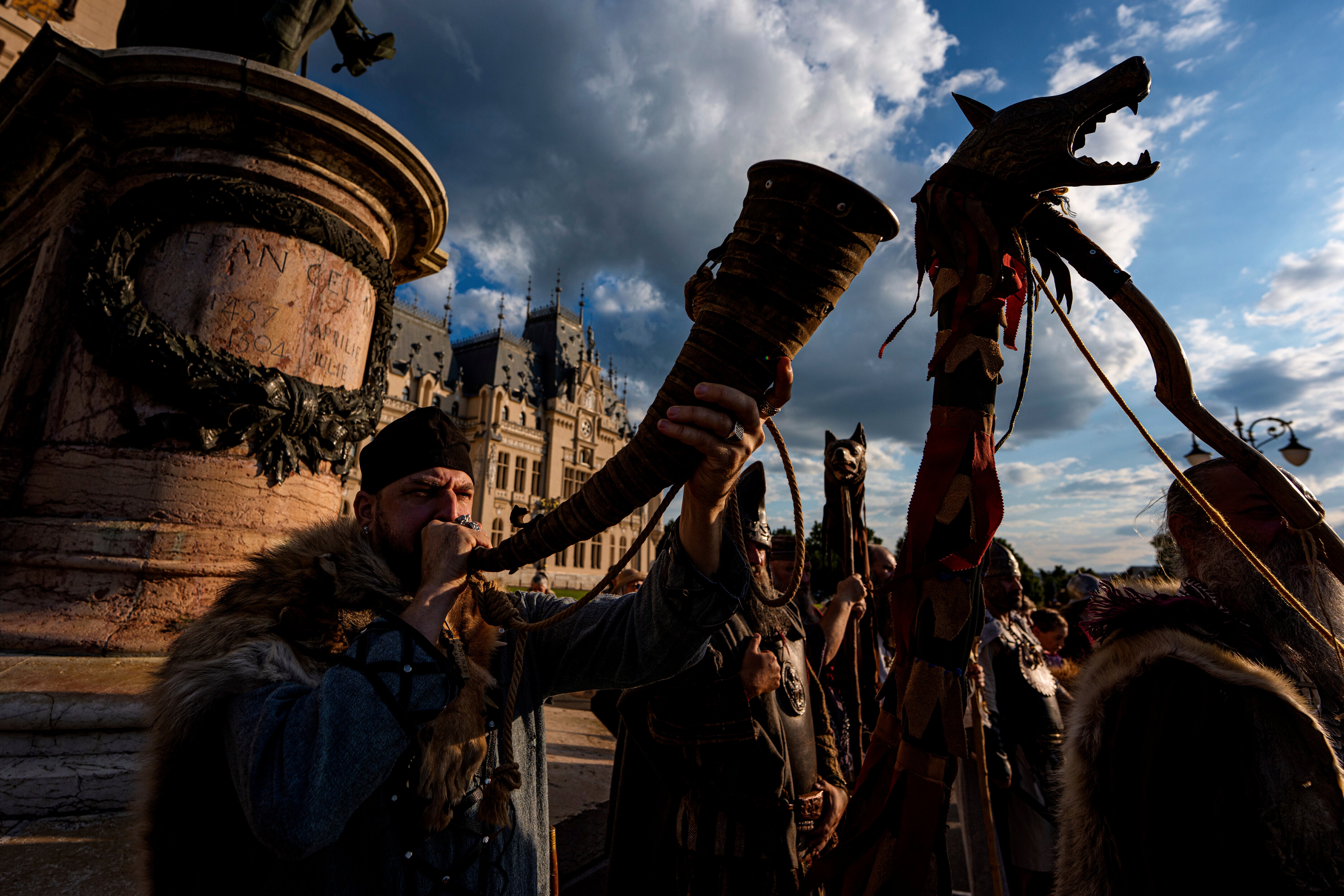 Fotos muestran a aficionados a la historia recreando batallas romanas en Rumanía