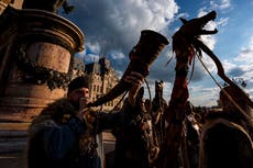 Fotos muestran a aficionados a la historia recreando batallas romanas en Rumanía