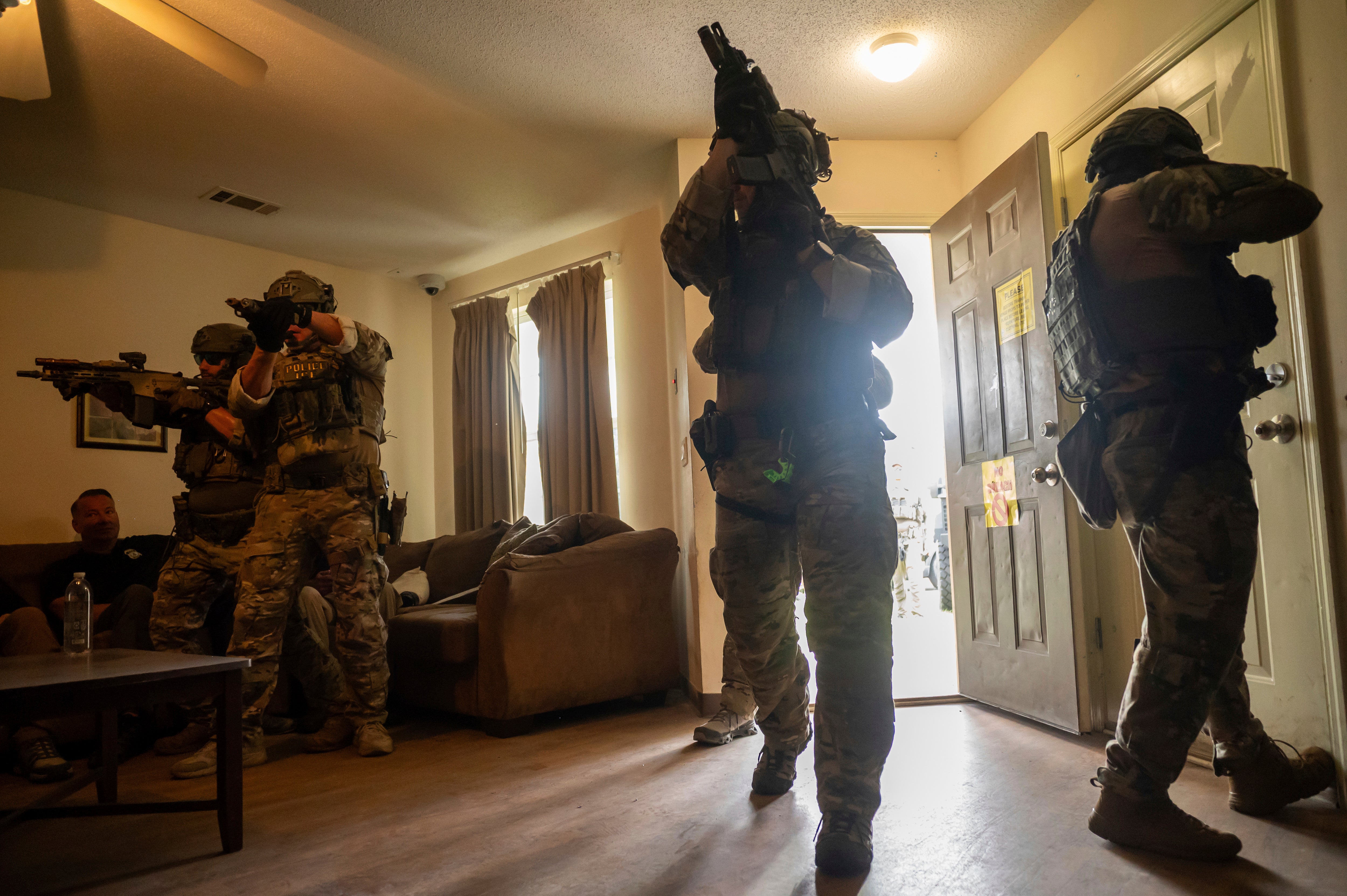 Cuatro maneras en que ICE capacita a agentes nuevos y expande su presencia