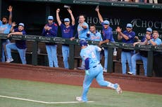 Rangers blanquean 5-0 a Guardianes para barrer la serie con jonrones de Tellez y Pederson