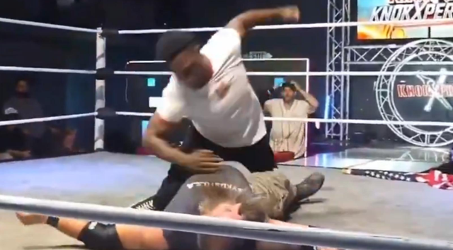 <p>Raja Jackson, el luchador de la UFC hijo de la leyenda de las artes marciales mixtas Quinton “Rampage” Jackson, es visto aquí durante un evento de lucha KnokXPro golpeando al luchador profesional Stuart Smith —alias “Syko Stu”— mientras está inconsciente en la lona</p>