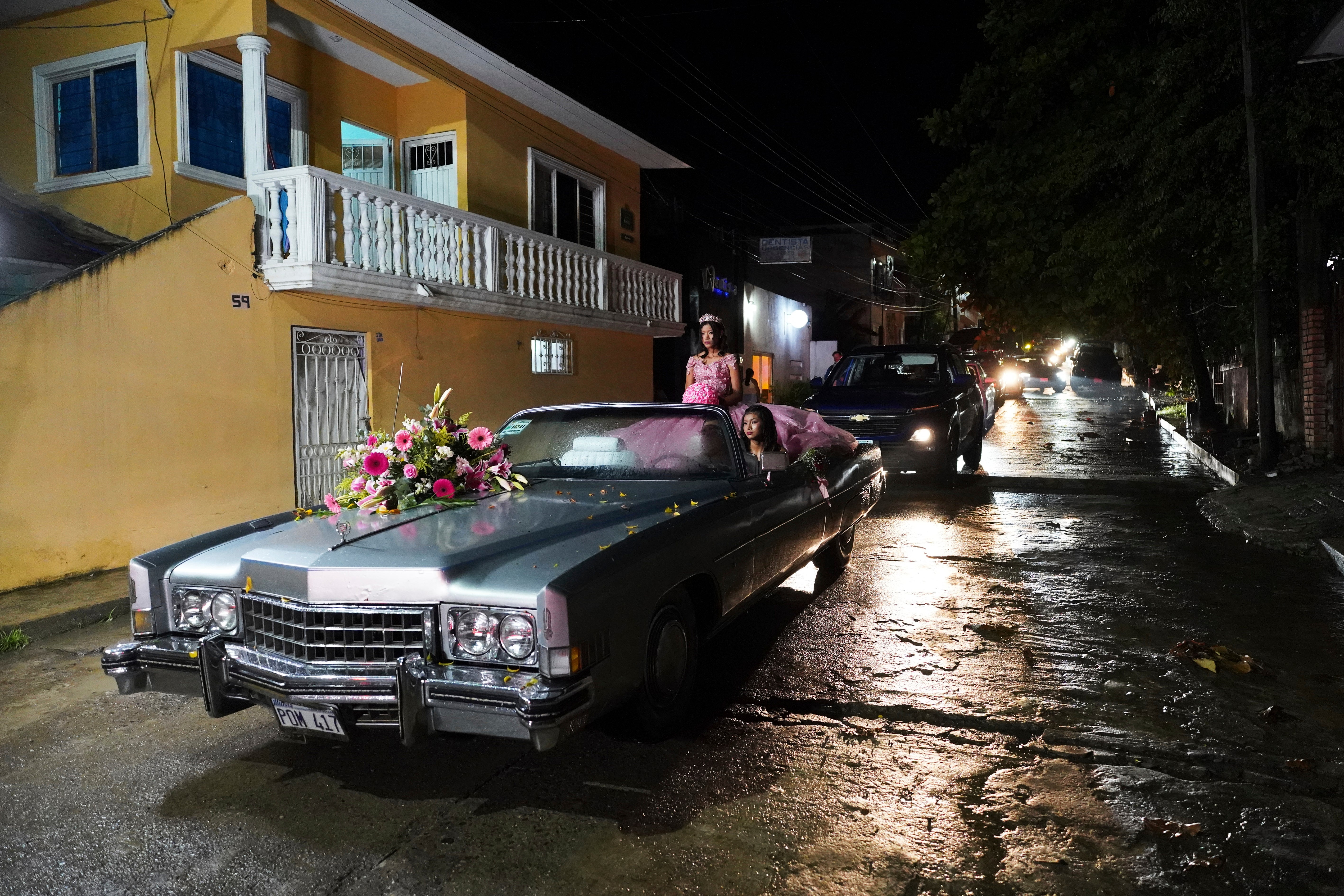 Isela Santiago Morales acude a su fiesta de 15 años en un estadio de Axtla de Terrazas, México, el sábado 23 de agosto de 2025, organizada por la comunidad después de que el llamamiento de su padre en las redes sociales obtuviera apoyo tras la escasa asistencia a su primera fiesta