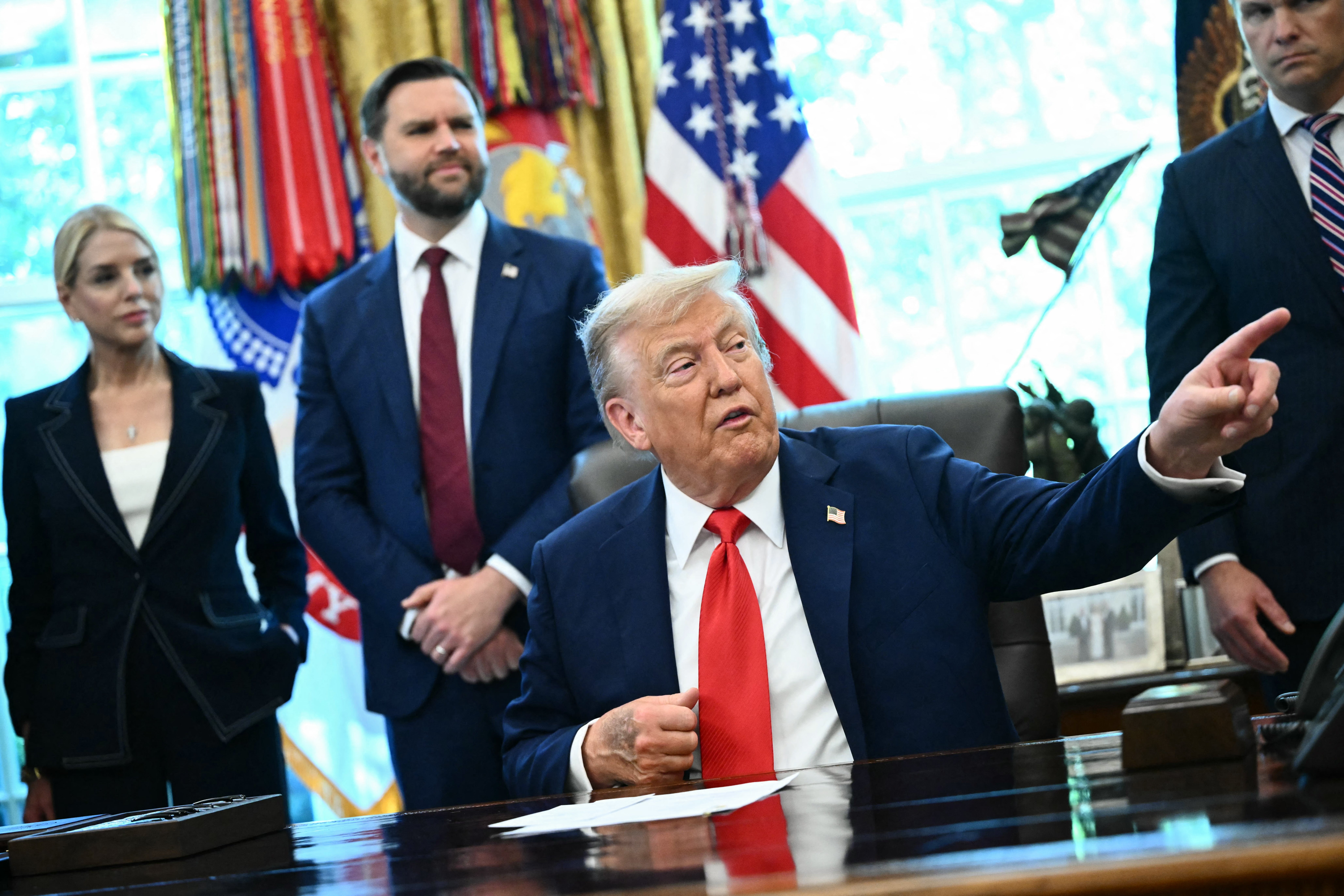 El presidente de EE. UU., Donald Trump, tenía un gran moretón en la parte de atrás de su mano este lunes. La Casa Blanca lo atribuyó a los frecuentes apretones de manos y al consumo de aspirinas