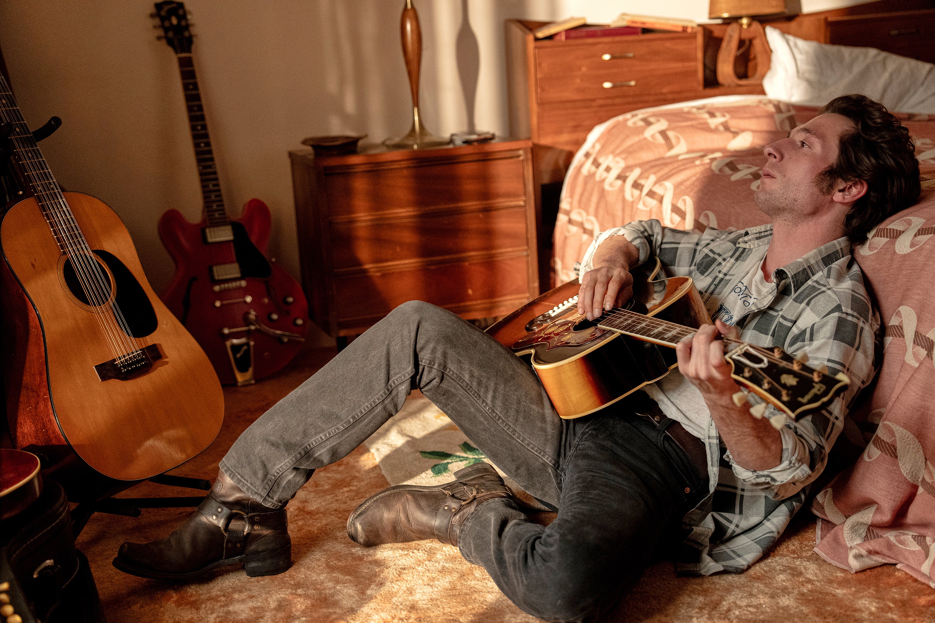 Jeremy Allen White como Springsteen escribiendo Nebraska en Springsteen: música de ninguna parte