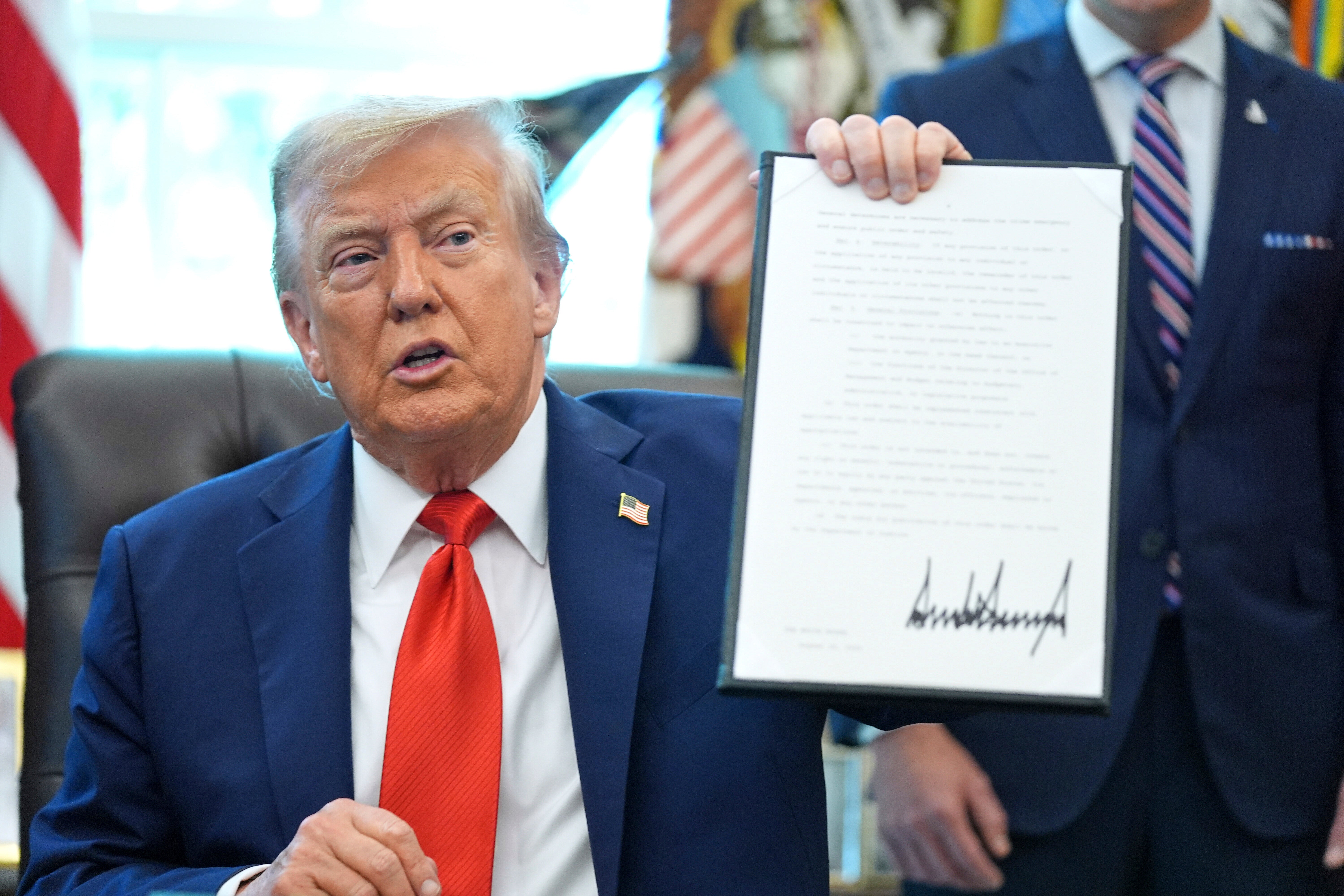 TRUMP-QUEMA DE BANDERAS