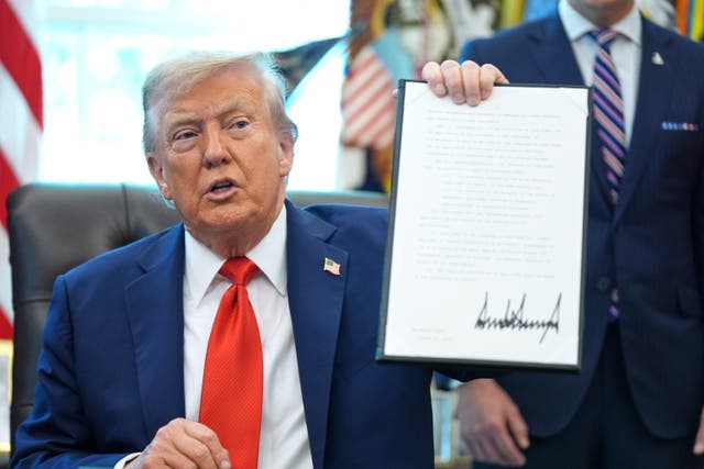 TRUMP-QUEMA DE BANDERAS