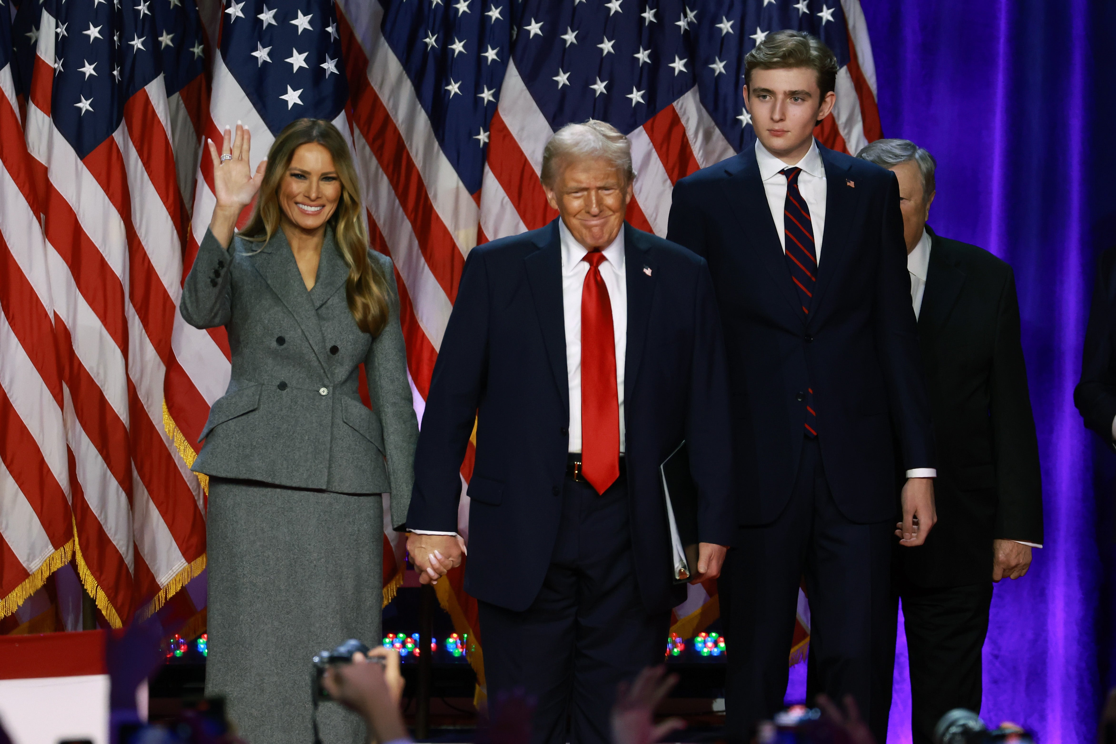 Barron, fotografiado con sus padres la noche de las elecciones de 2024, ha estado asistiendo a clases en la sede de la Universidad de Nueva York en Washington D. C. este semestre