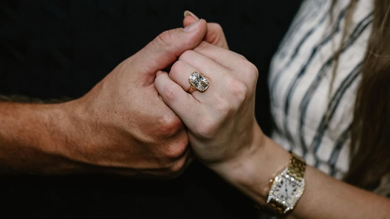 Un primer plano del anillo con el que Kelce pidió matrimonio a Swift