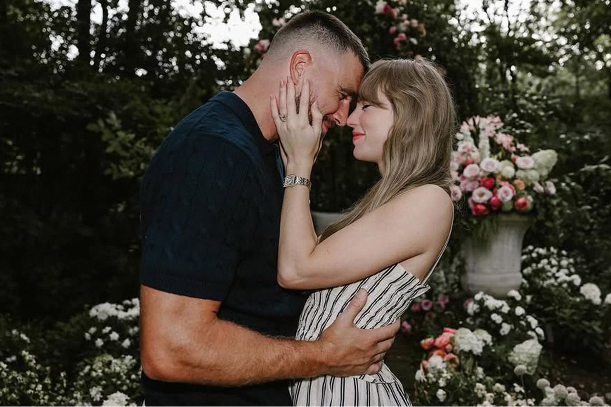 Taylor Swift y Travis Kelce se comprometen