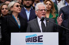 Padre del precandidato colombiano asesinado Miguel Uribe toma su lugar y dice no tener miedo