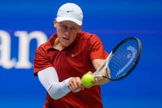 Sinner luce en forma en una cómoda victoria para iniciar la defensa de su título del U.S. Open
