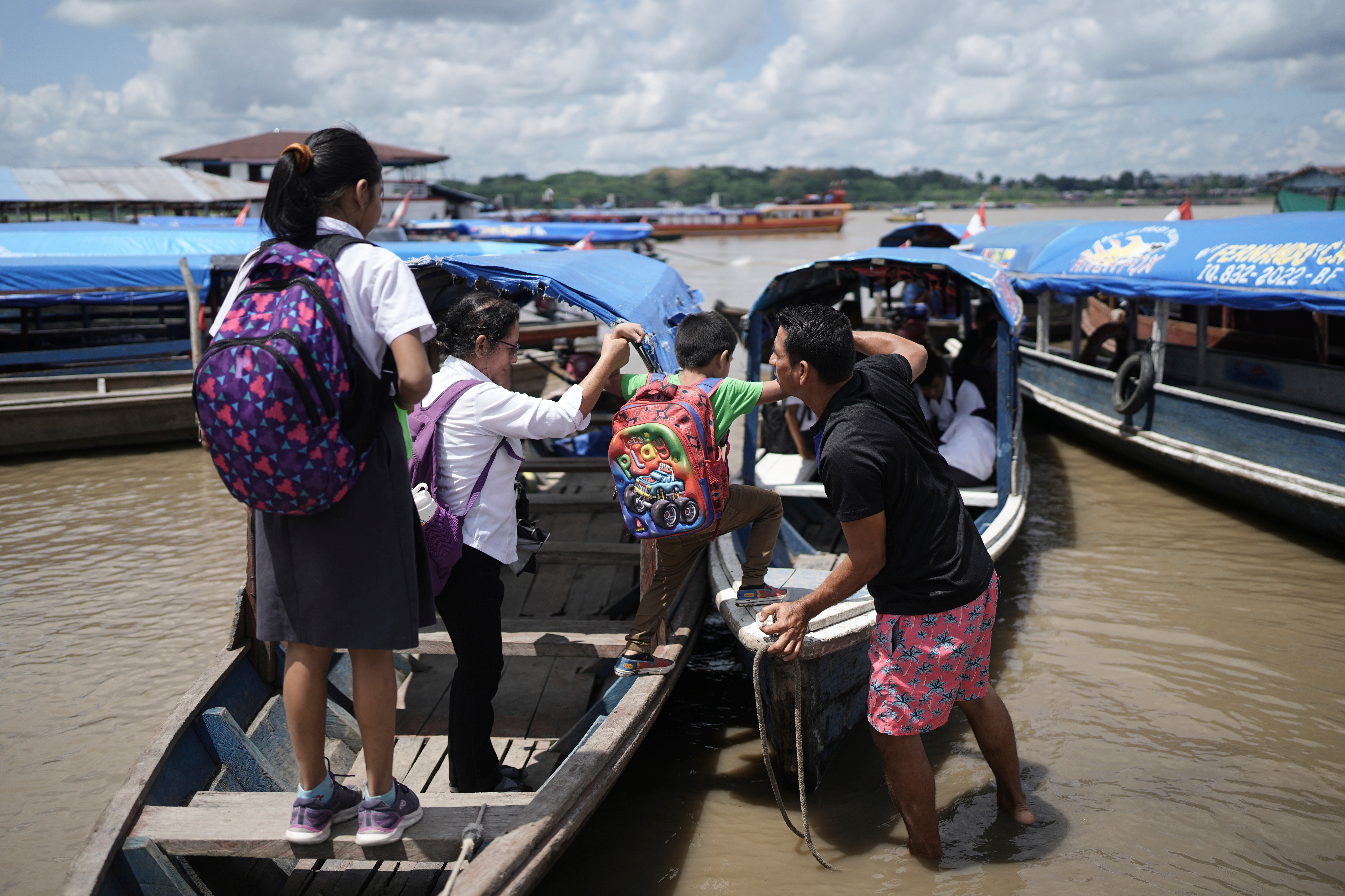 Barquero de Perú navega con escolares que viven en Brasil y estudian en isla disputada con Colombia