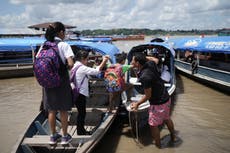 Barquero de Perú navega con escolares que viven en Brasil y estudian en isla disputada con Colombia