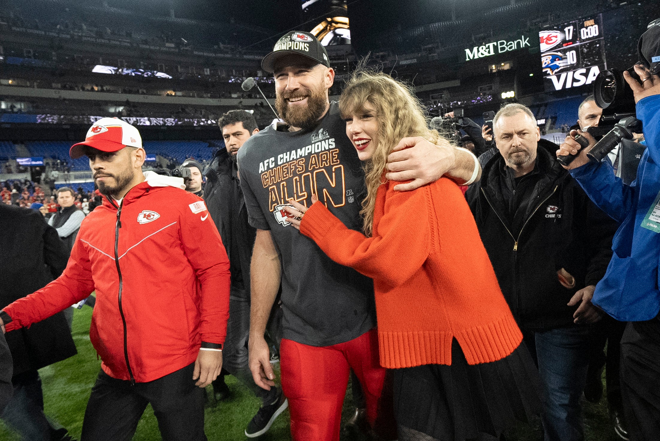 TAYLOR SWIFT-TRAVIS KELCE-ANILLO