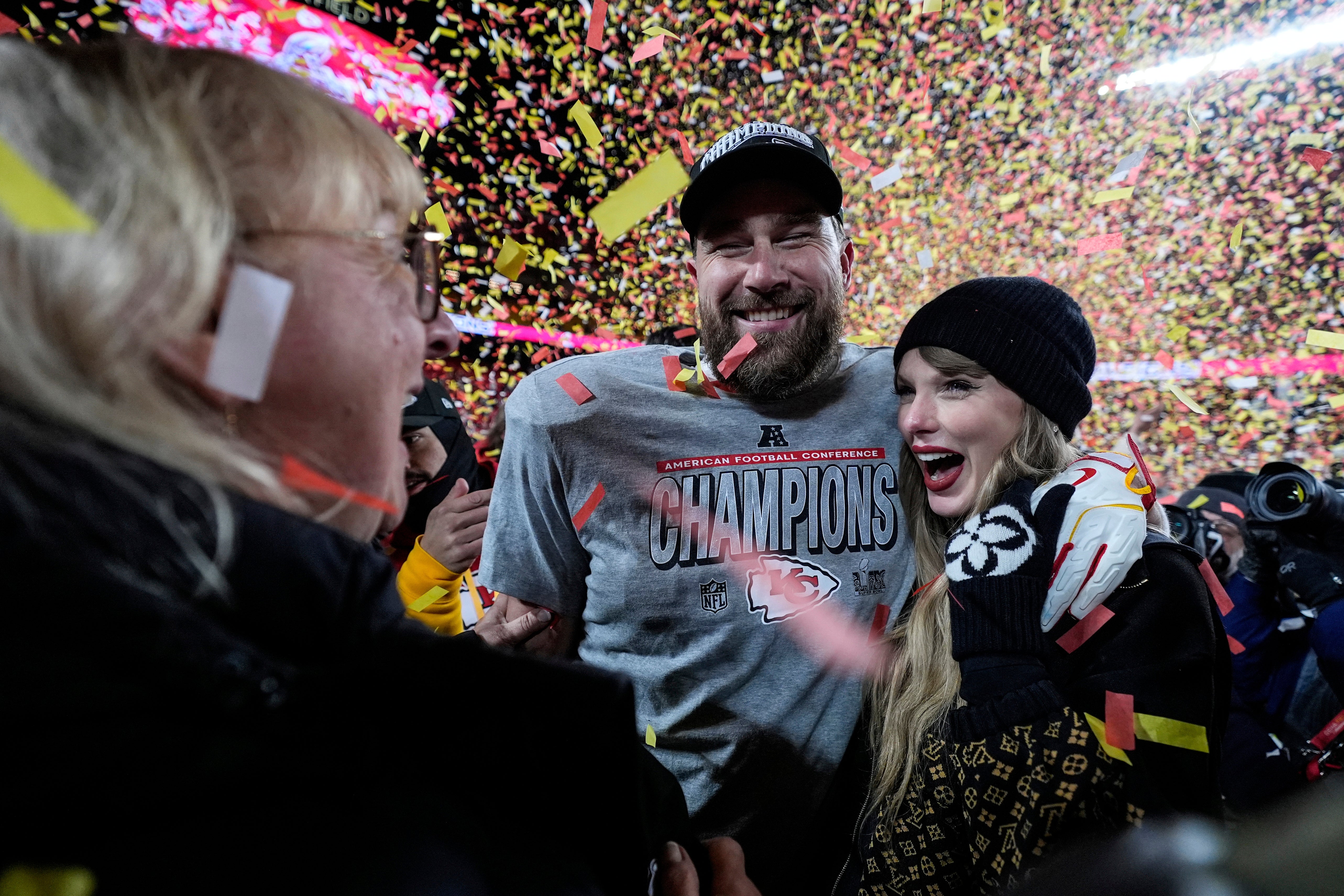 La historia de amor de Taylor Swift y Travis Kelce: de pulseras de amistad a anillos de compromiso