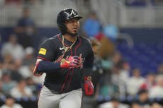 Albies conecta 2 vuelacercas, Bravos anotan 9 en la 9ª y aplastan 11-2 a Marlins