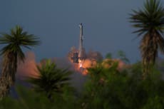 Lanzamiento de SpaceX despliega 8 satélites simulados y cae en el océano Índico