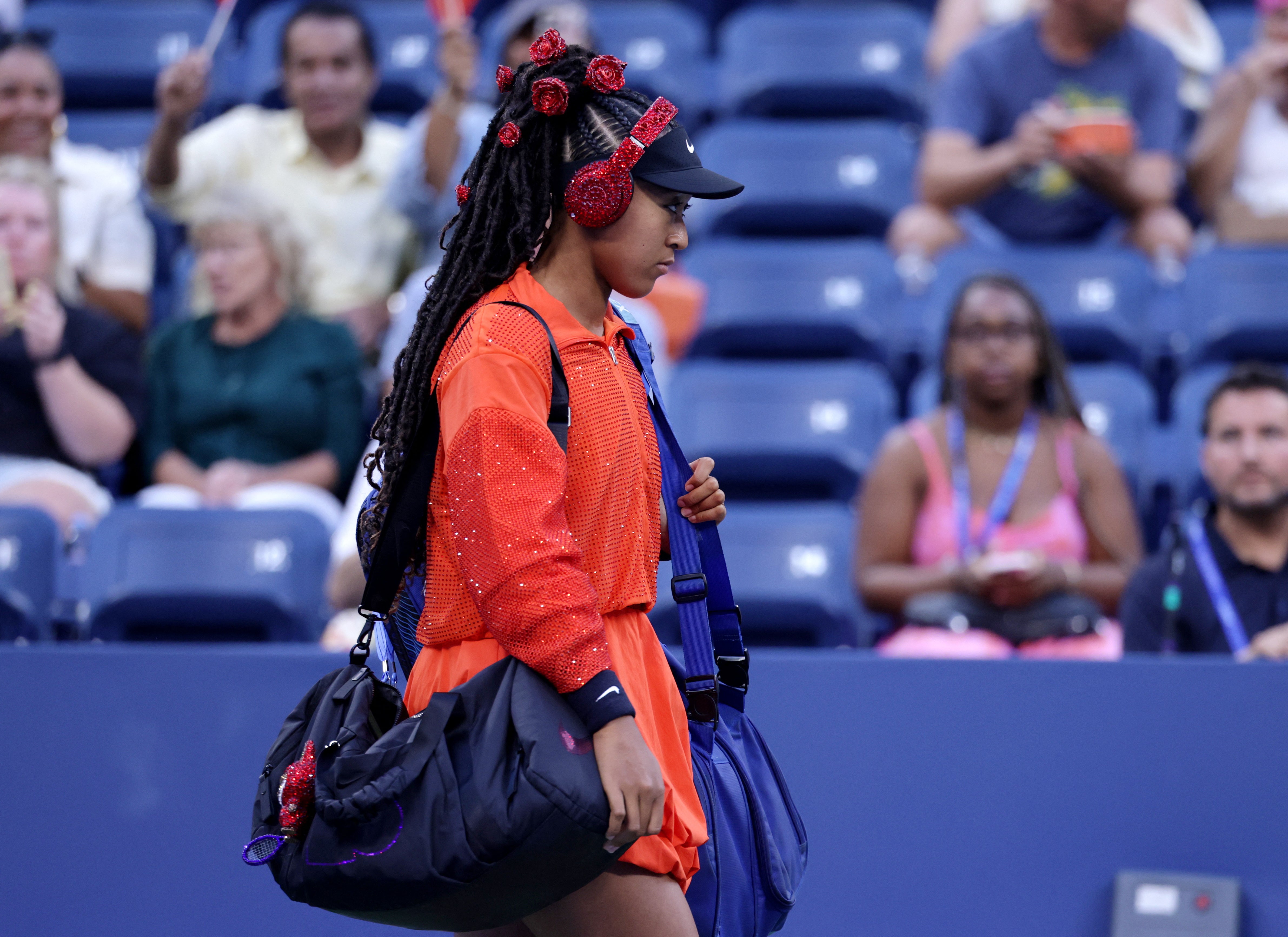 “Se llama Billie Jean Bling. No Billie Jean King”, dijo Osaka sobre el muñeco Labubu que llevaba colgado en su bolsa
